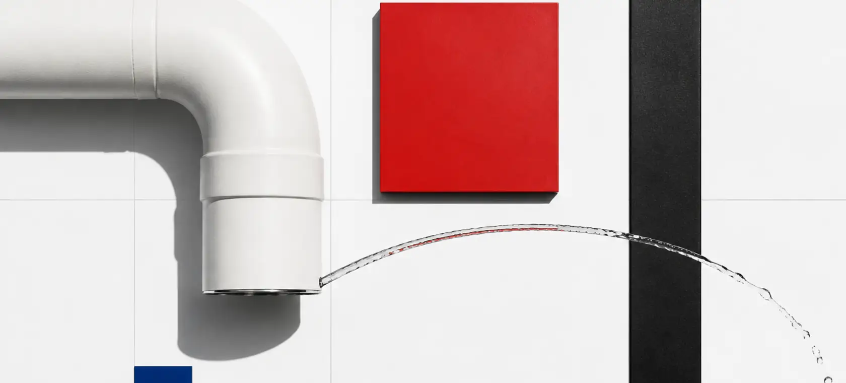 Codo blanco, plano rojo, regla negra y arco de agua organizados sobre una retícula minimalista